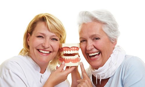 Chăm Sóc Răng Miệng Người Cao Tuổi: Vệ Sinh & Hàm Giả (2026)